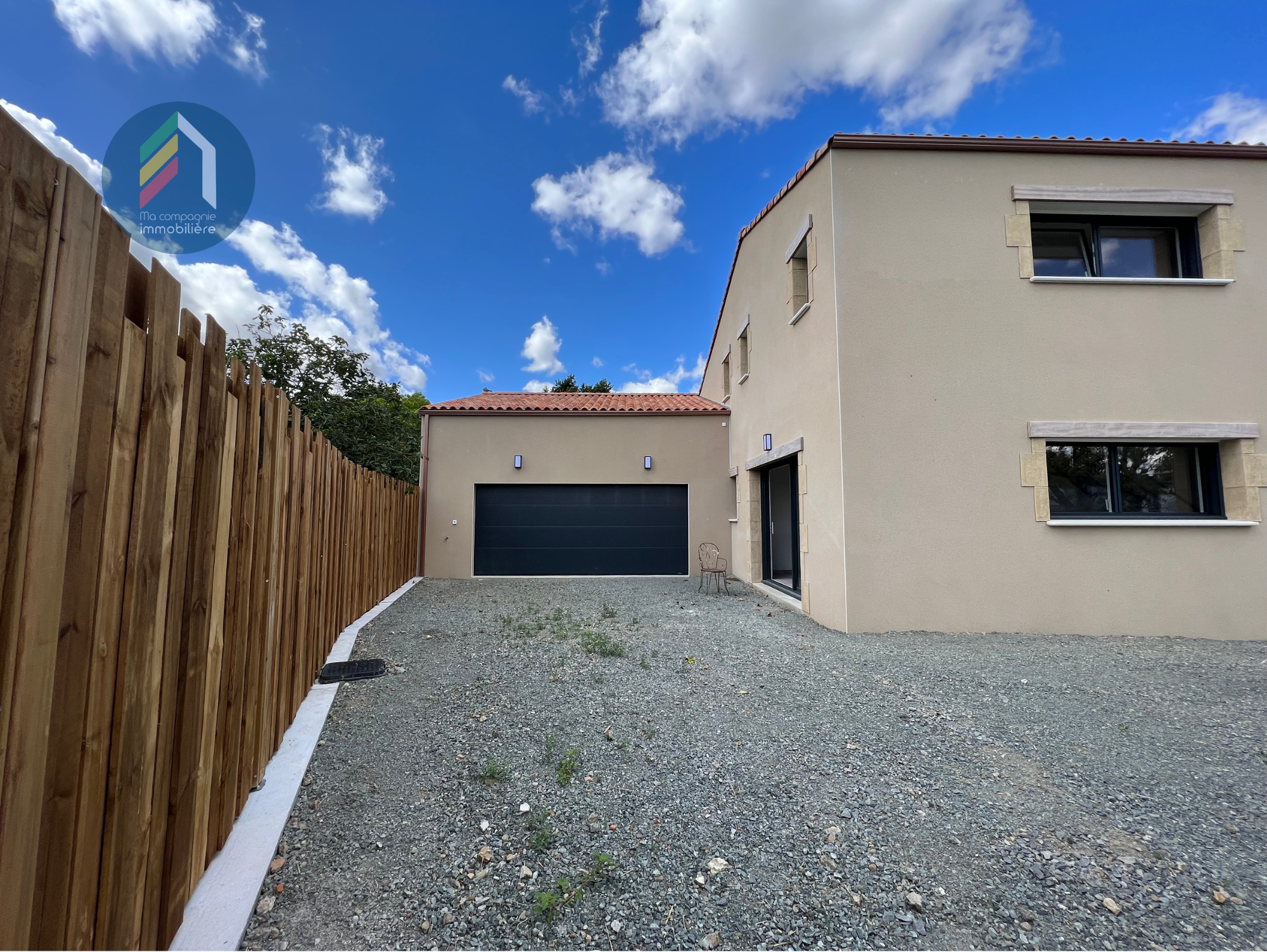 Maison neuve, T4, 102 m2, garage et , jardin.