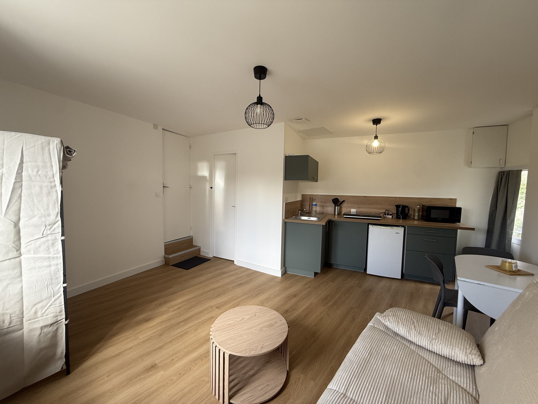 STUDIO meublé 22 m2   HYPERCENTRE DE CHOLET - 450 EUR HC