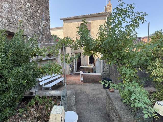 A vendre à Tiffauges belle maison de bourg 112 m2 +dépendanc