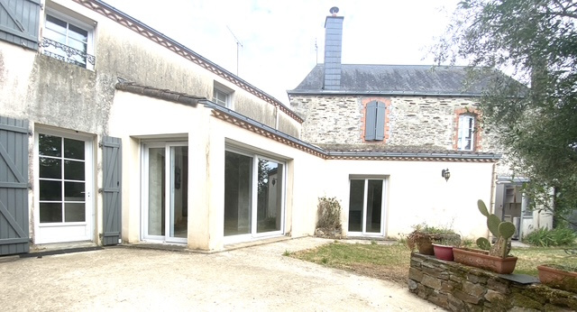 belle maison de bourg de 157 m2 avec Terrain clôturé de 400m