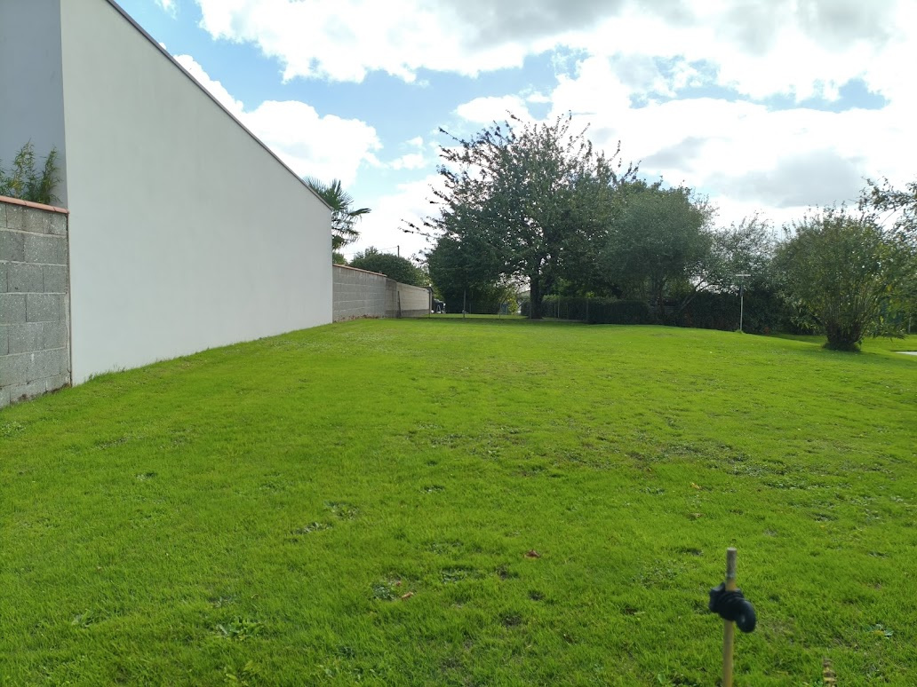 Terrain constructible à vendre.