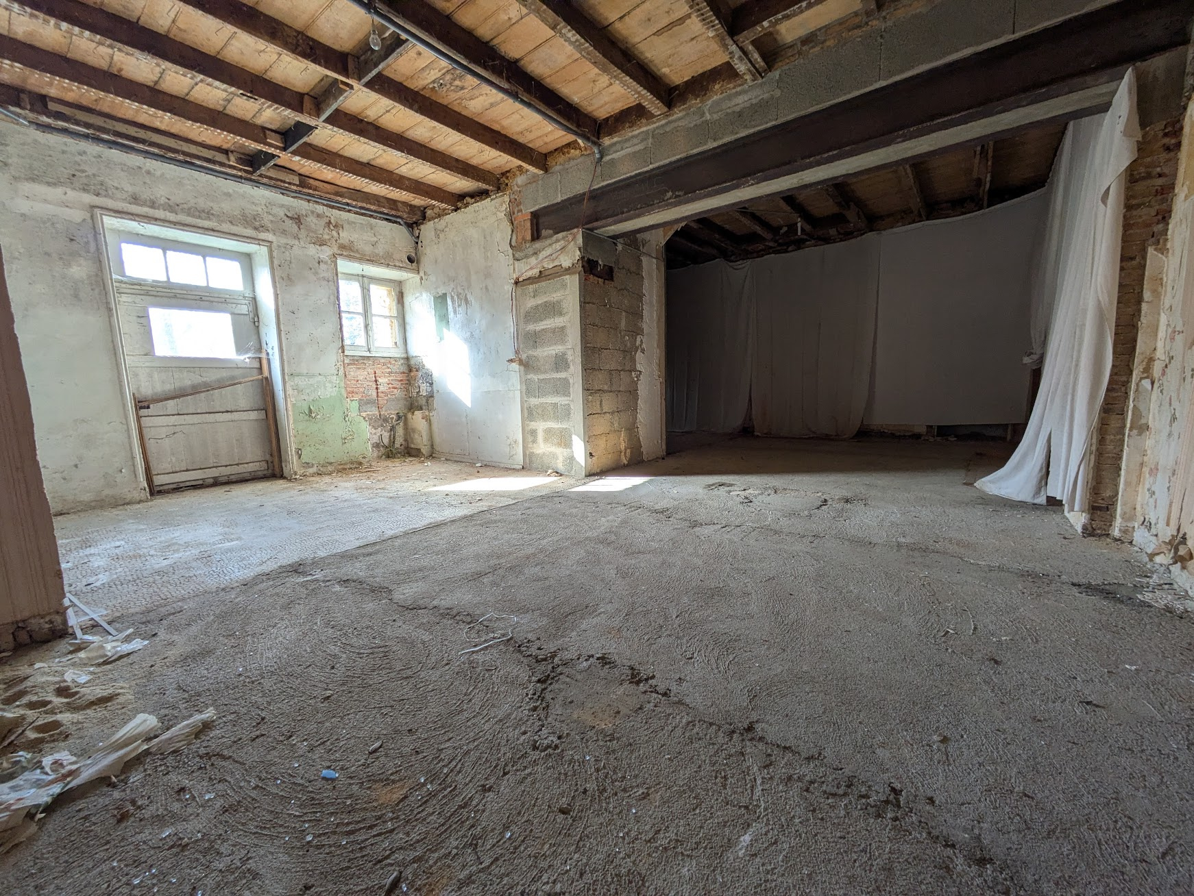 Bâtiment 200 m2 sur 2 étages   Maison ou investissement loca