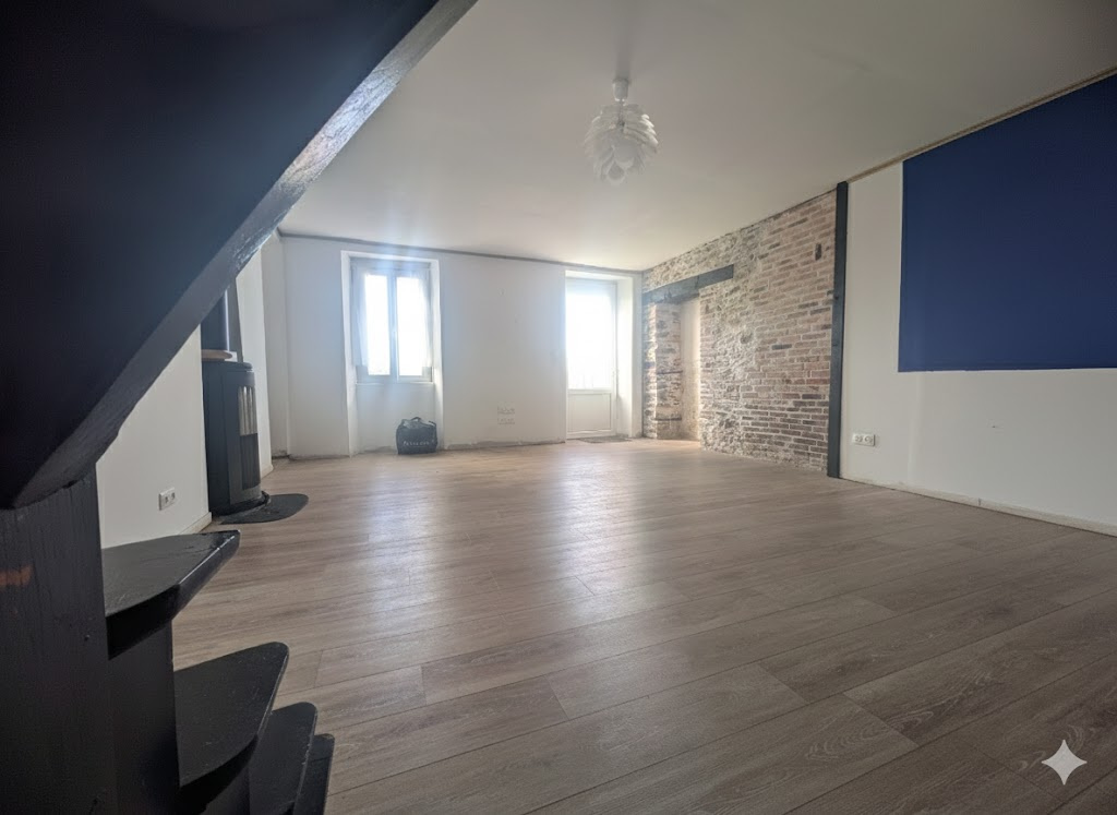 Charmante maison rénovée avec poêle à bois, cour et terrasse