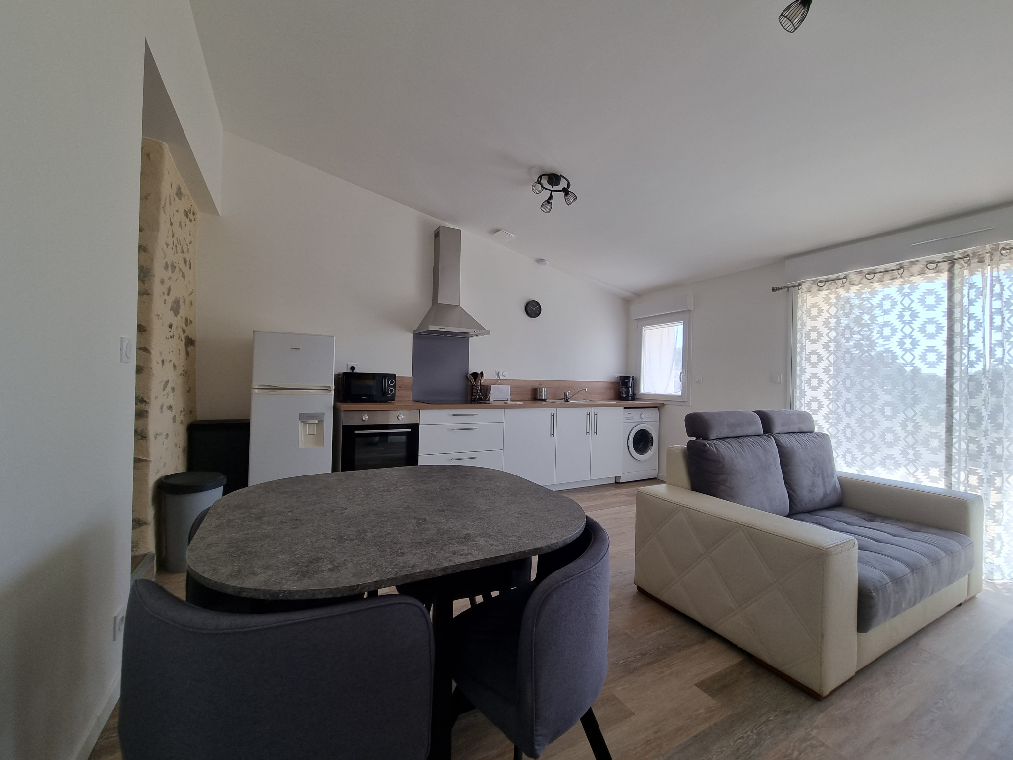 Maison meublée une chambre avec terrain