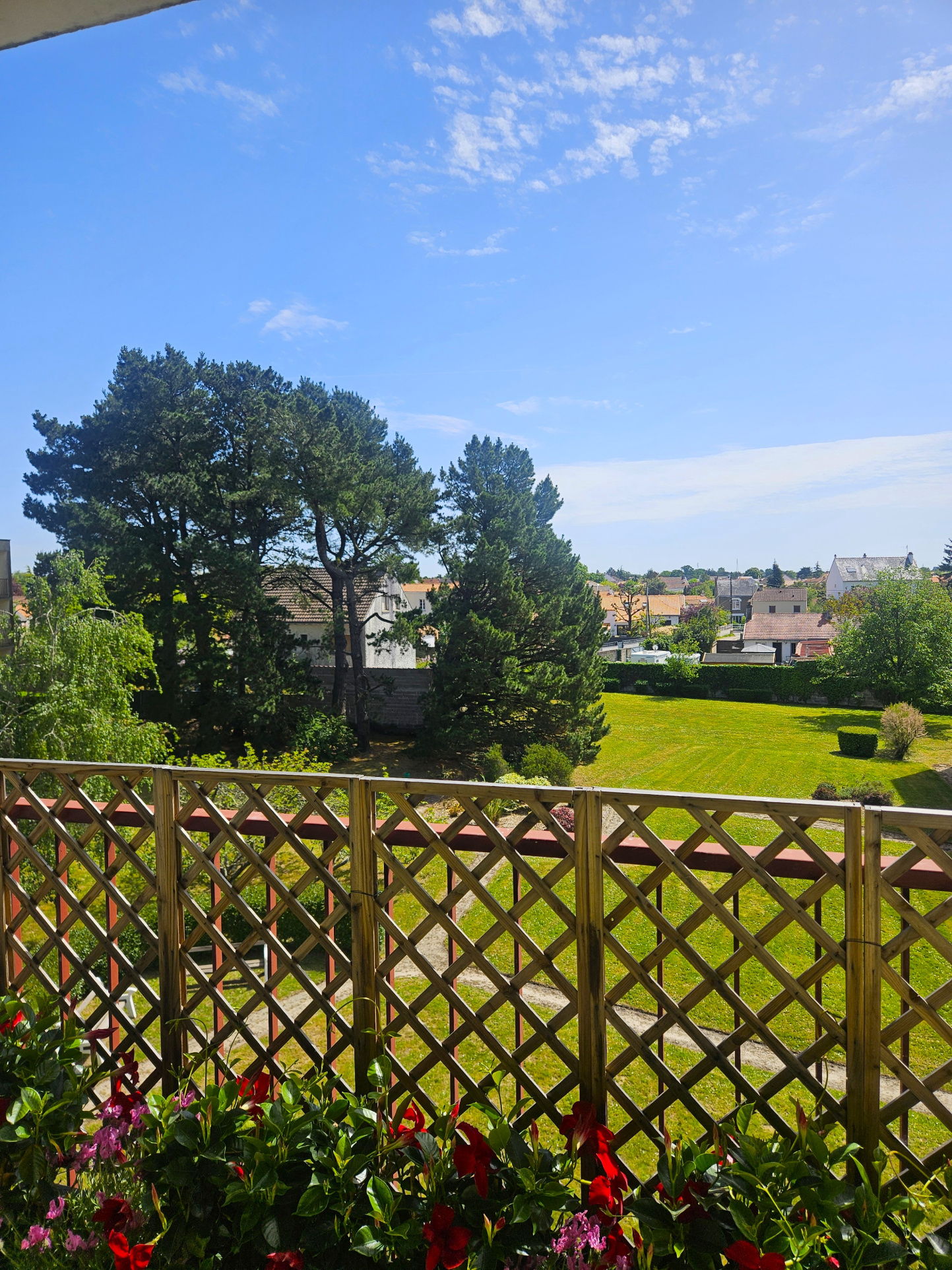 Appartement lumineux avec vue dégagée sur son parc arboré
