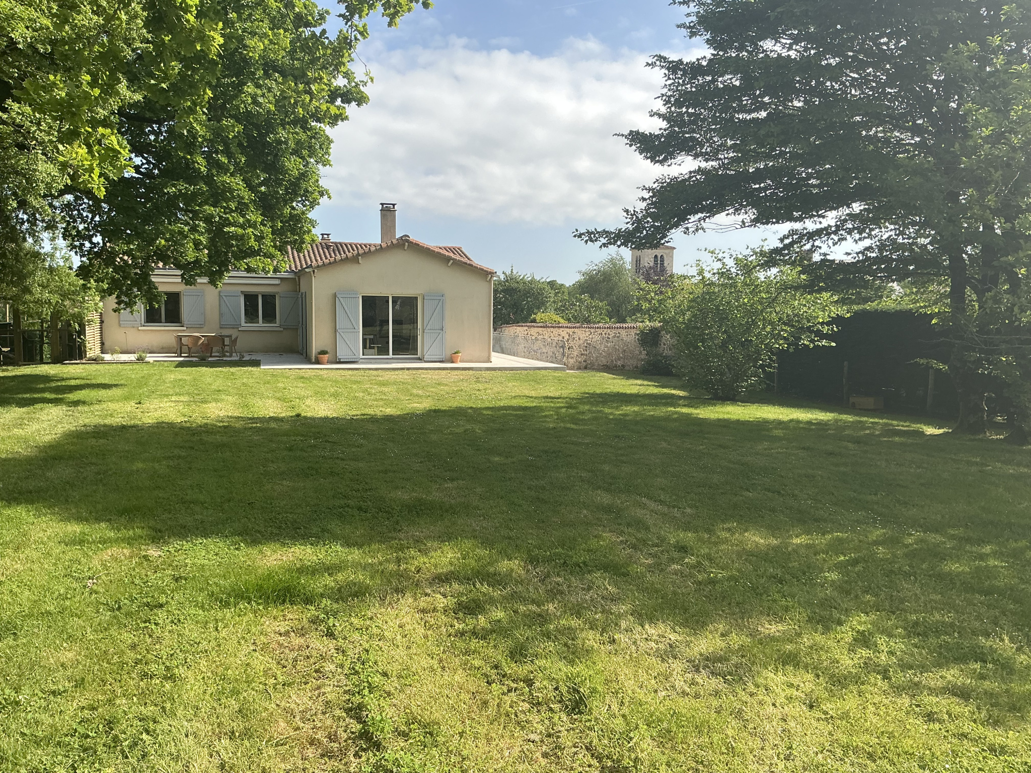 Maison offrant de belles prestations dans un cadre verdoyant