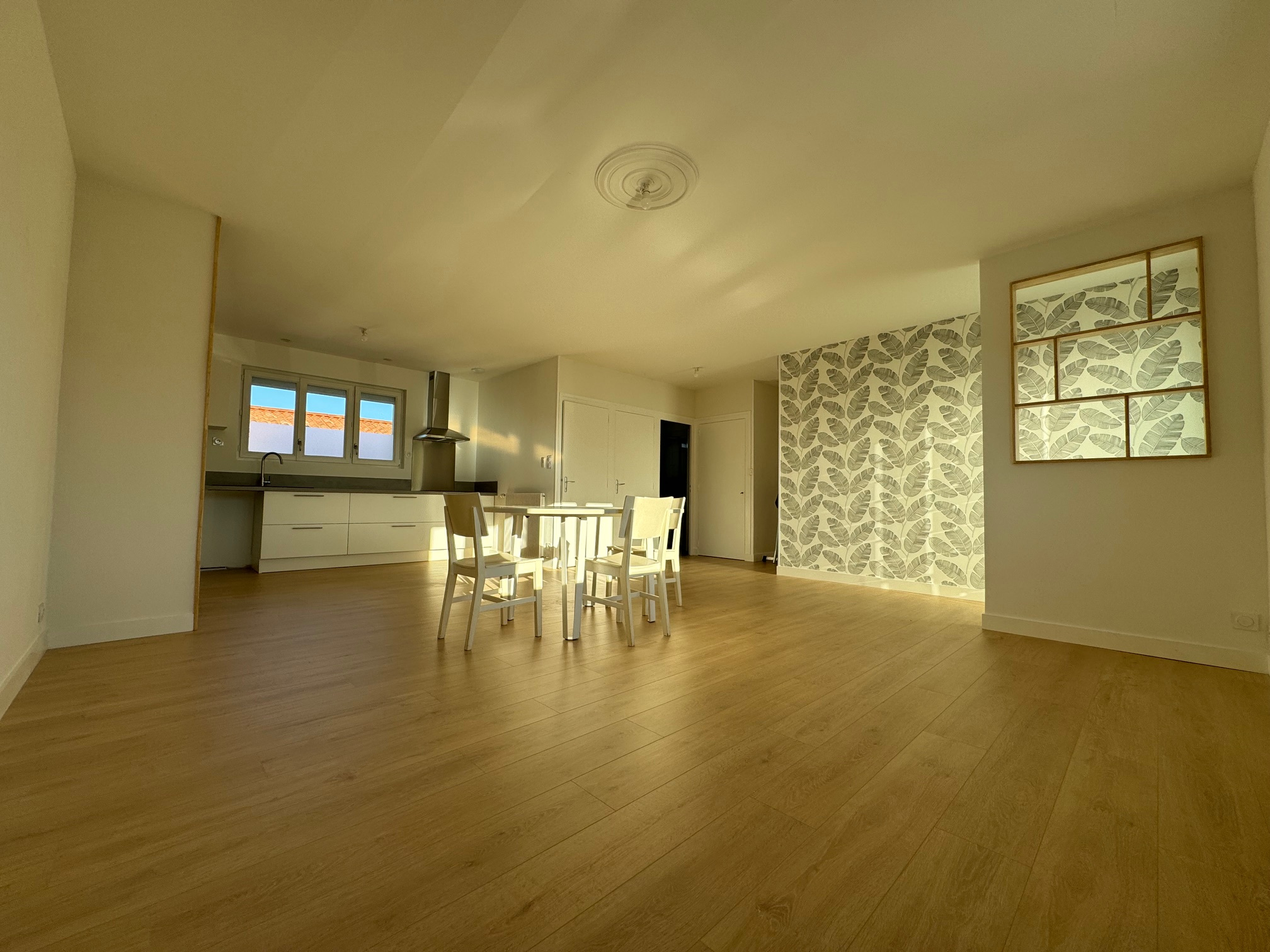 Les Herbiers proximité  centre grand appartement refait à  n