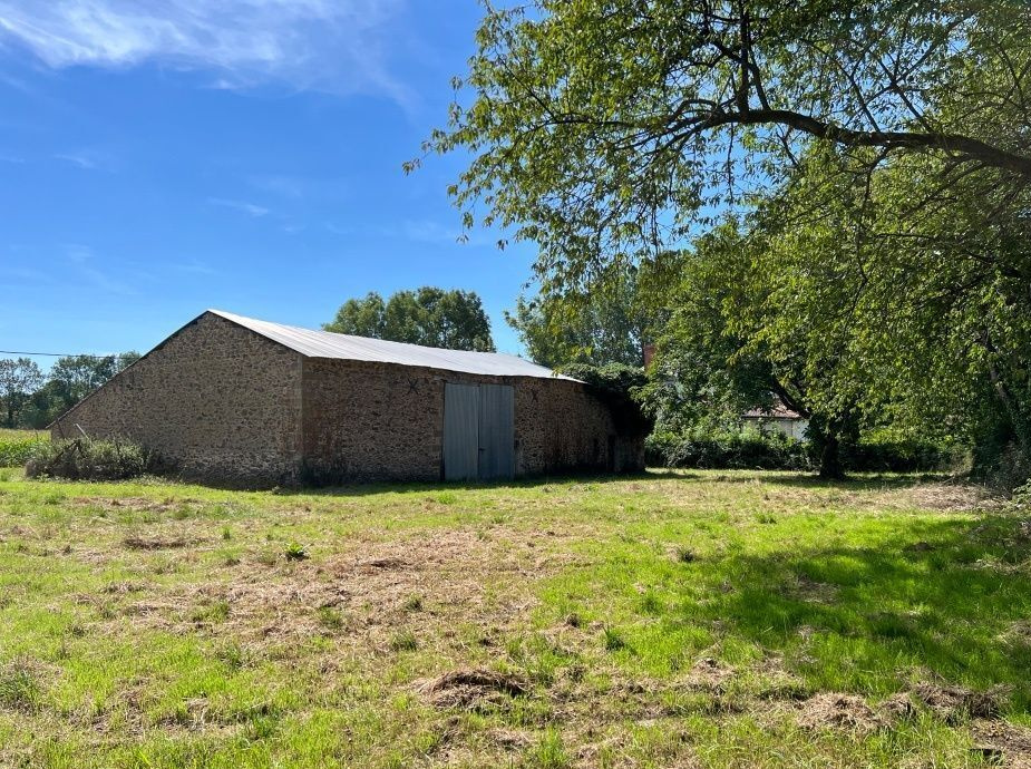GRANGE EN PIERRE À RÉNOVER   VOUHÉ
