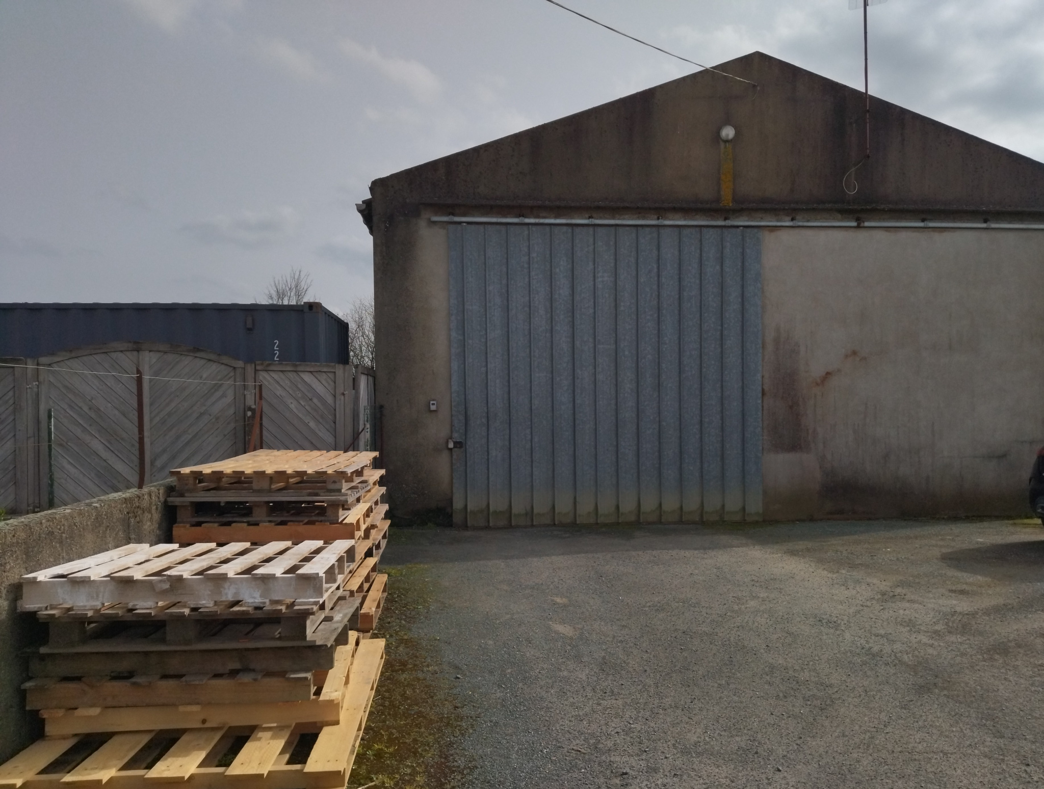 Bâtiment de stockage avec logement