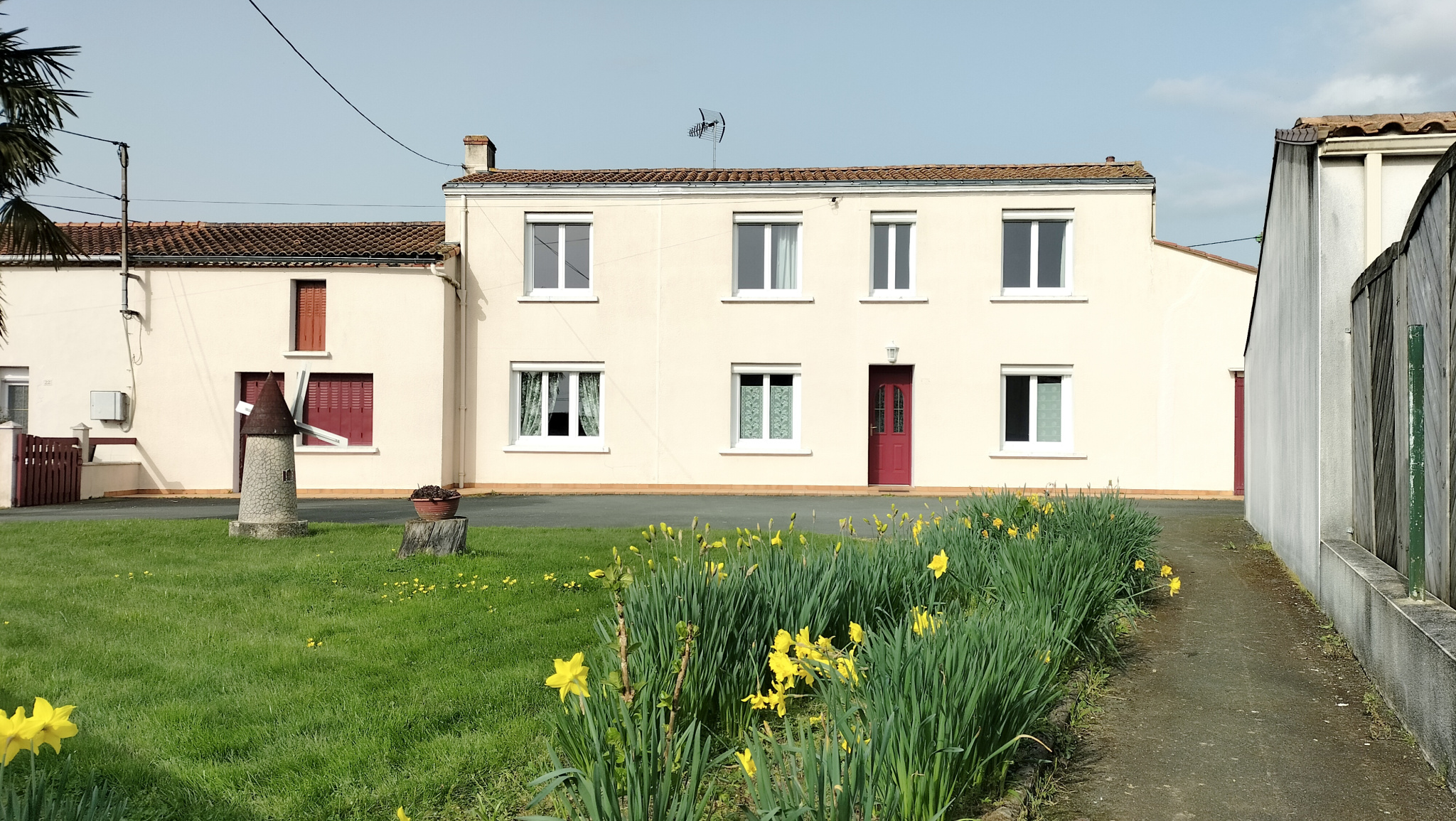 Maison familiale avec dépendances et terrain