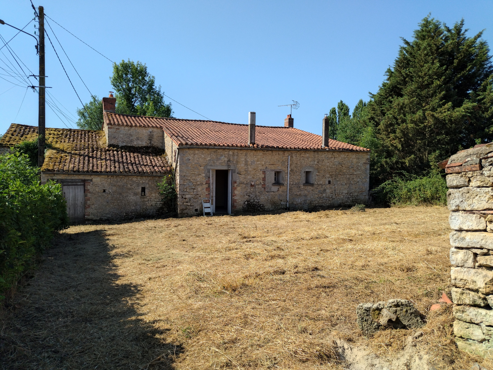 Longère en pierre de 2 logements s à rénover en 1 ou 2 habit