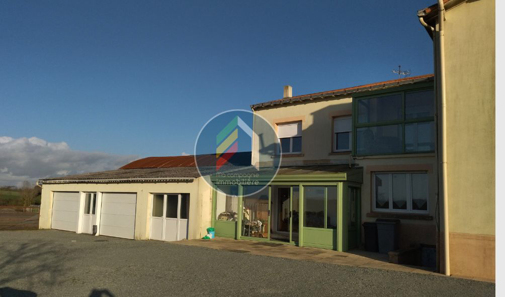 Grande maison de village avec dépendances proche du bourg de