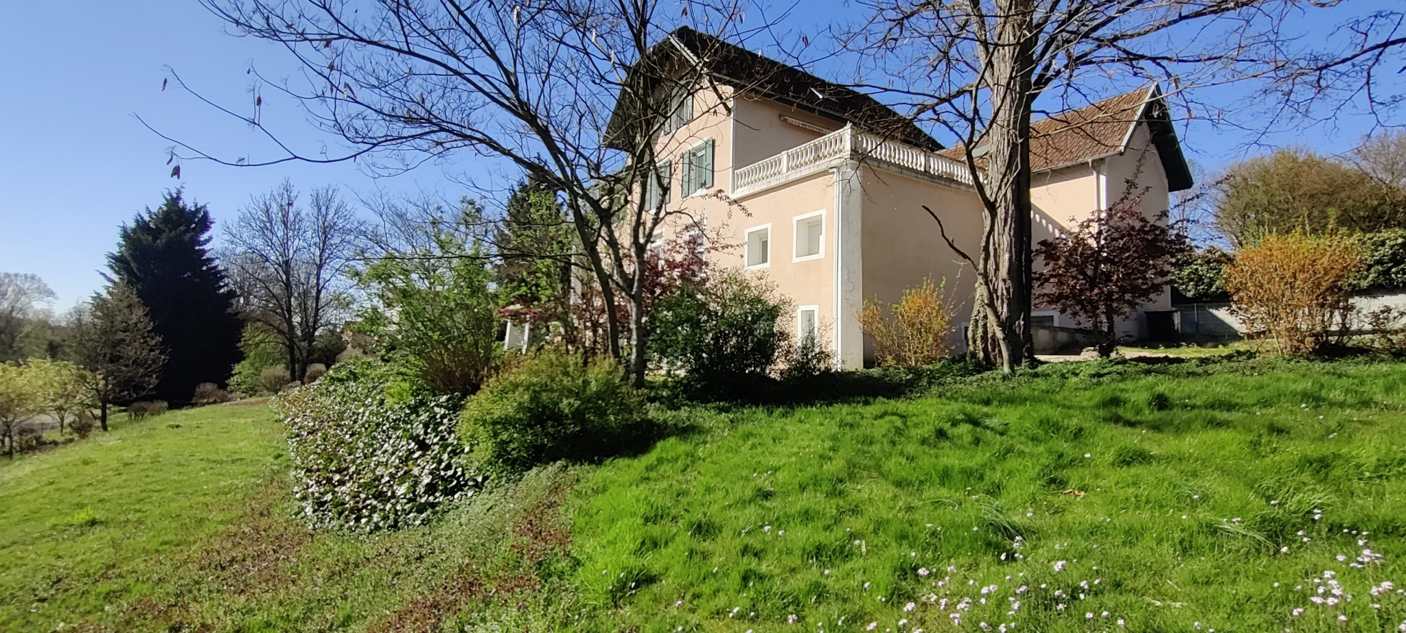 LENT  Grand appartement avec terrasse et jardin