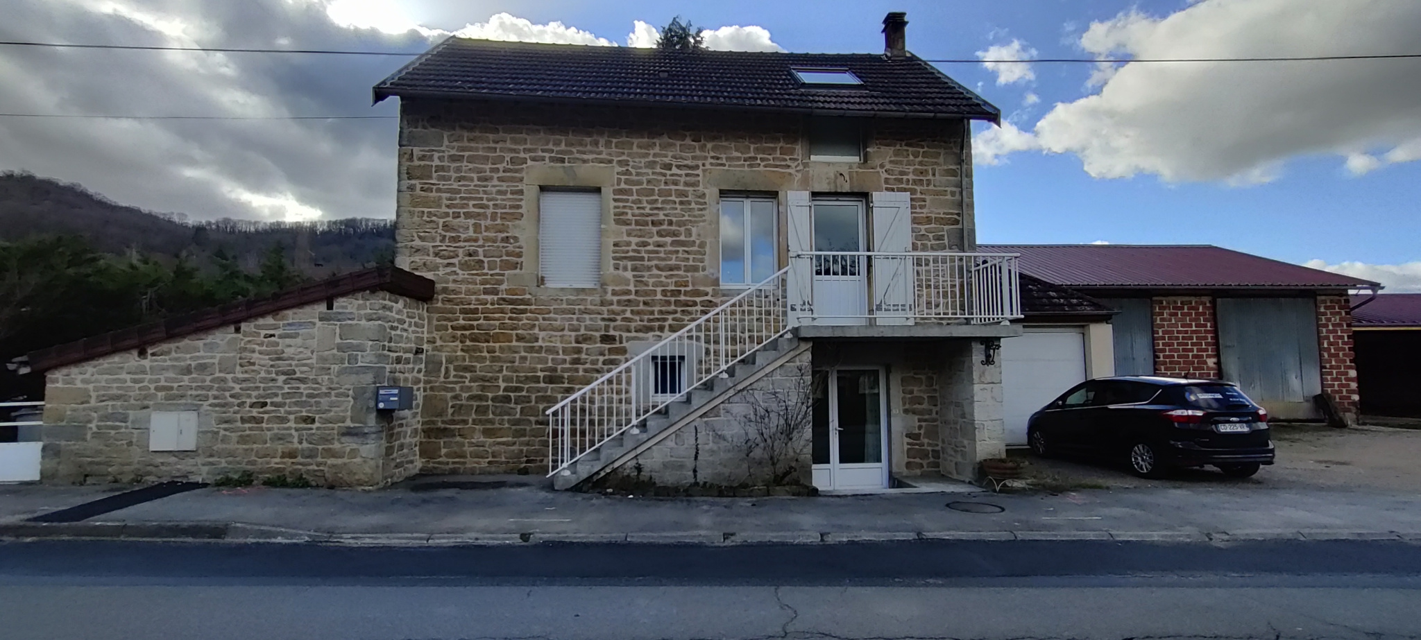 Macornay, Maison de ville atypique 5 pièces meublé