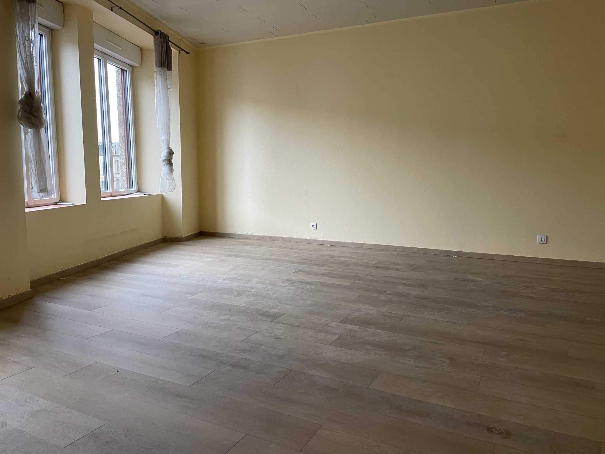 Pouzauges centre ville, en location un grand appartement en