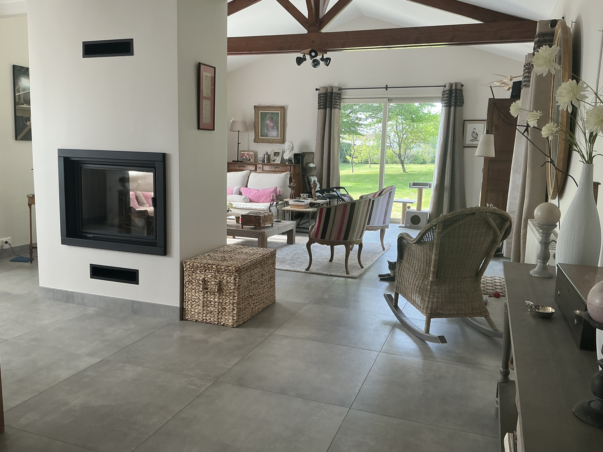 Maison offrant de belles prestations dans un cadre verdoyant