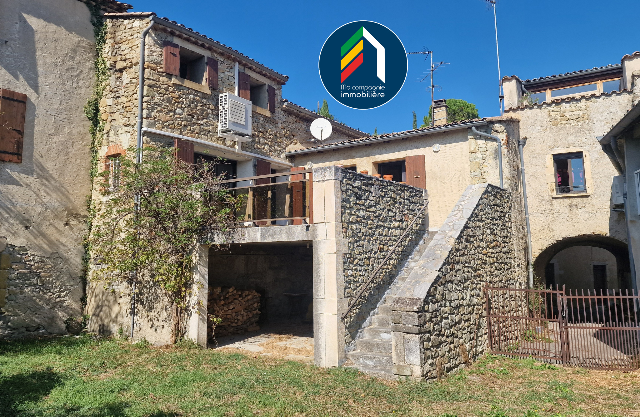 Maison de village avec garage et caves