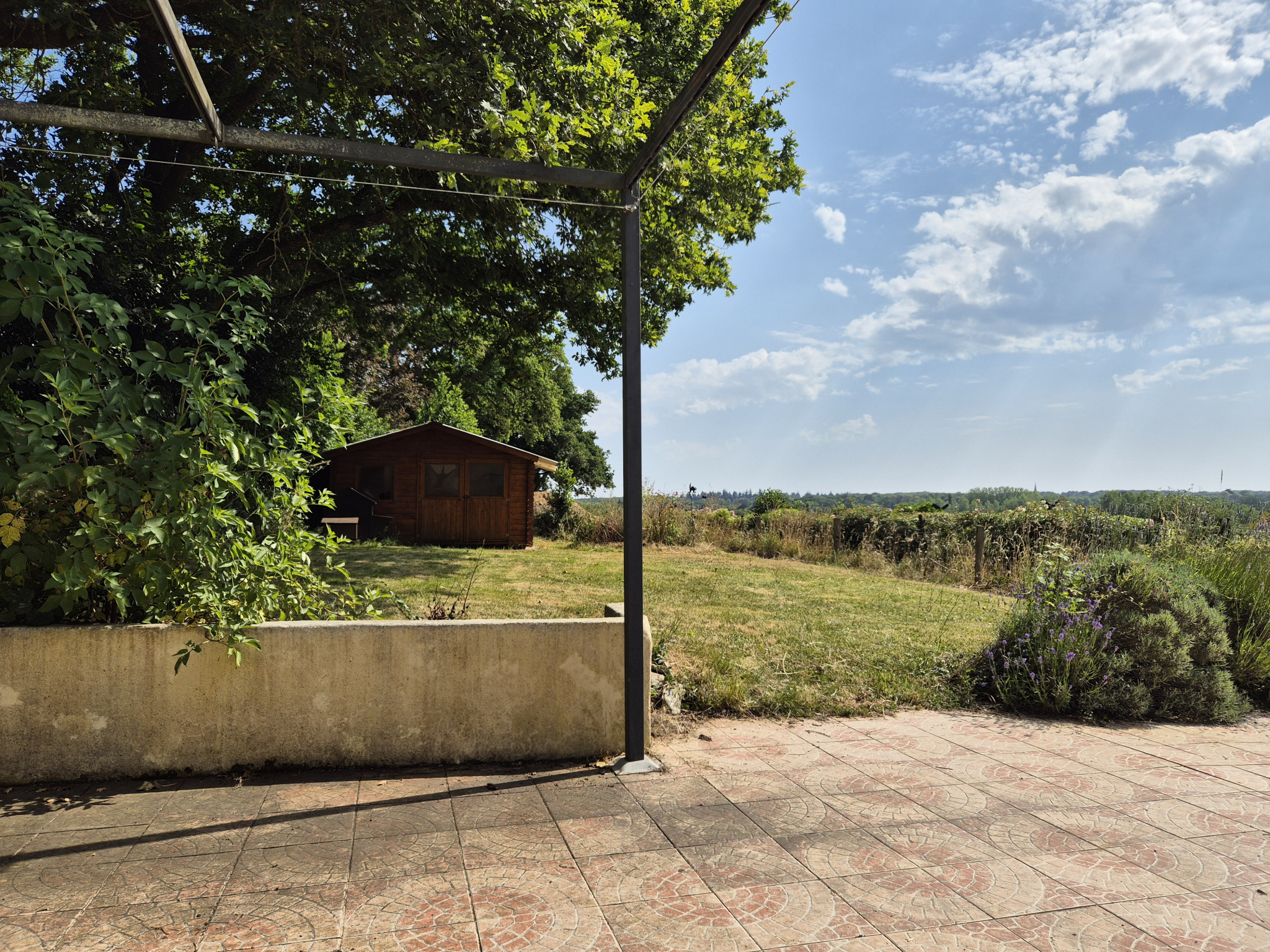 Maison individuelle en pierre à la campagne.
