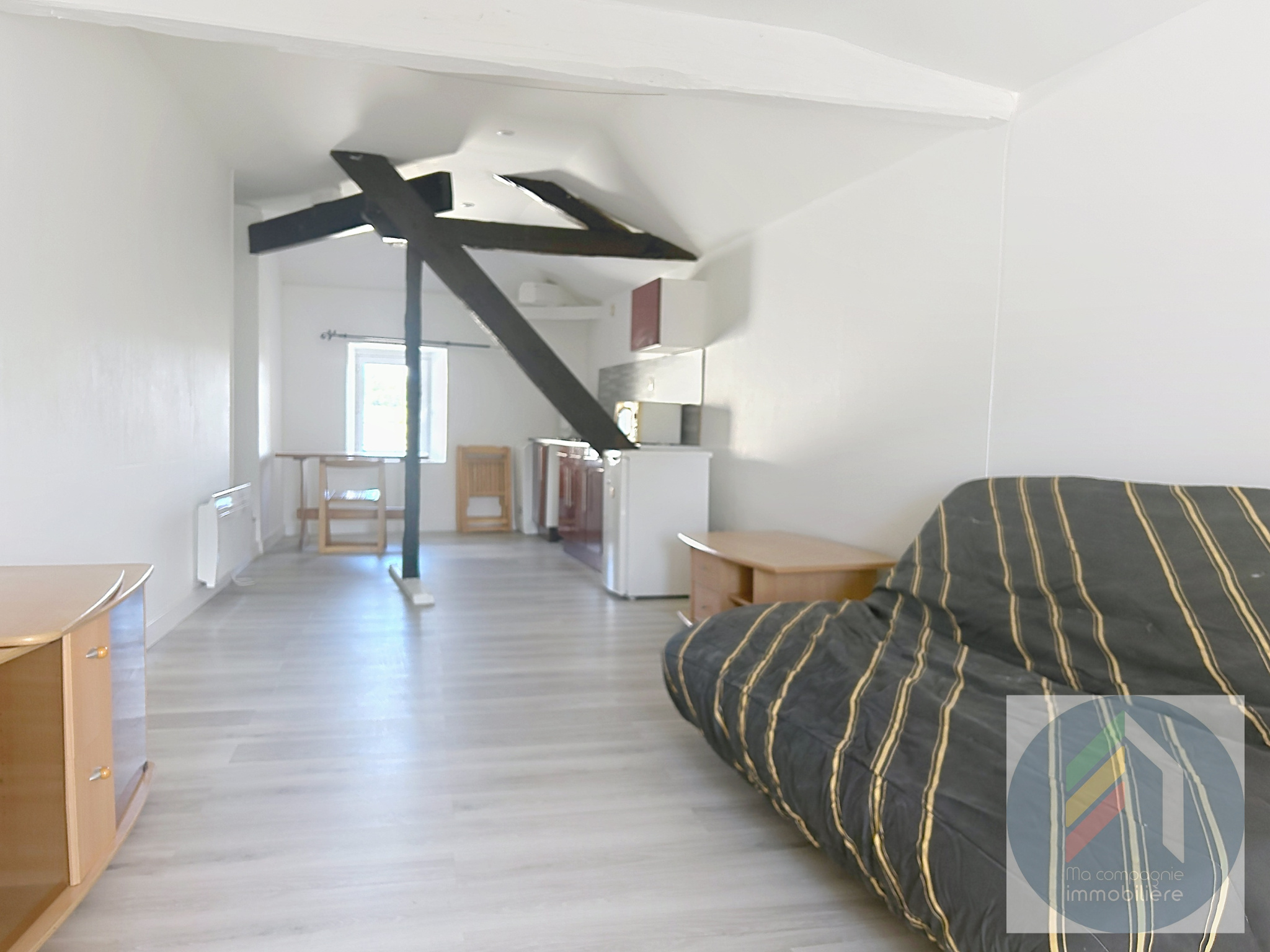 T1 BIS DERNIER ETAGE POUZAUGES 390 EUROS