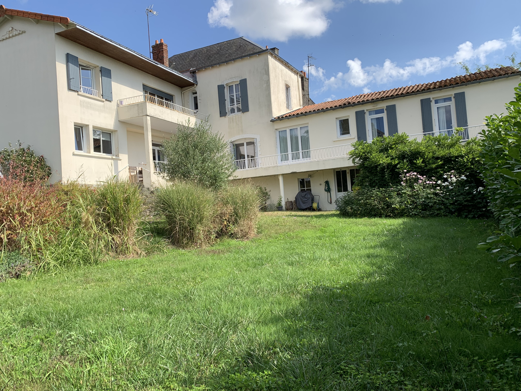 Maison de ville avec son gite - 230m2 - Pouzauges 299 900 eu