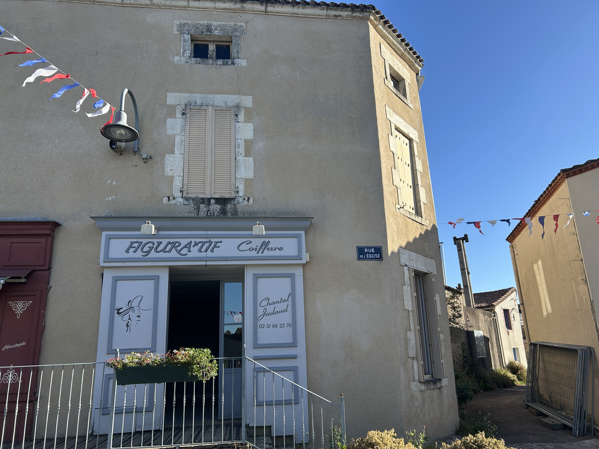 LOCAL COMMERCIAL CENTRE-BOURG DE MOUCHAMPS (85) '(à euros