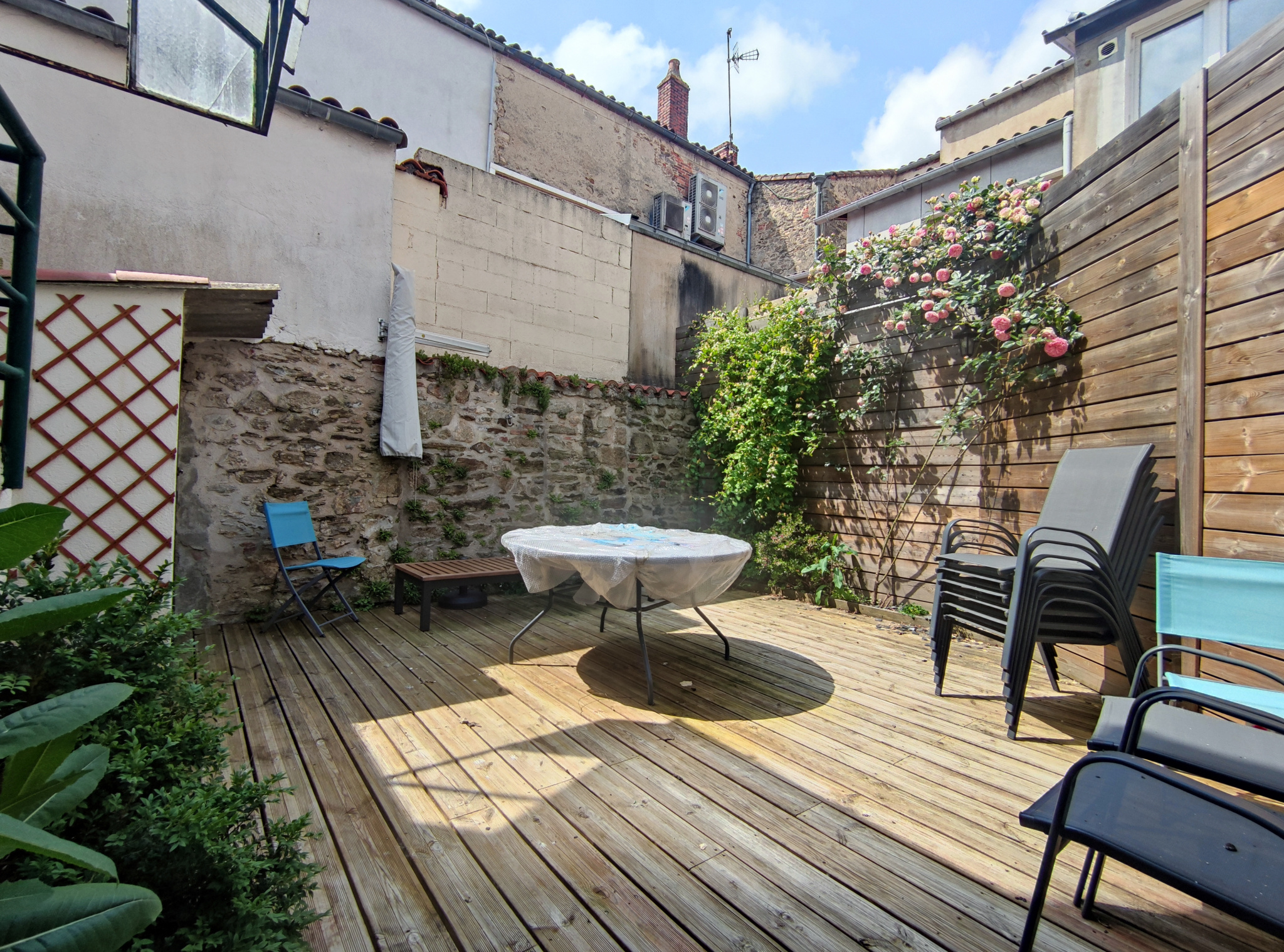 Meublé hyper-centre avec garage et double terrasses